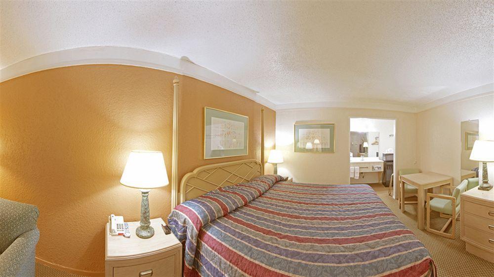 Economy Inn & Suites Дентон Экстерьер фото