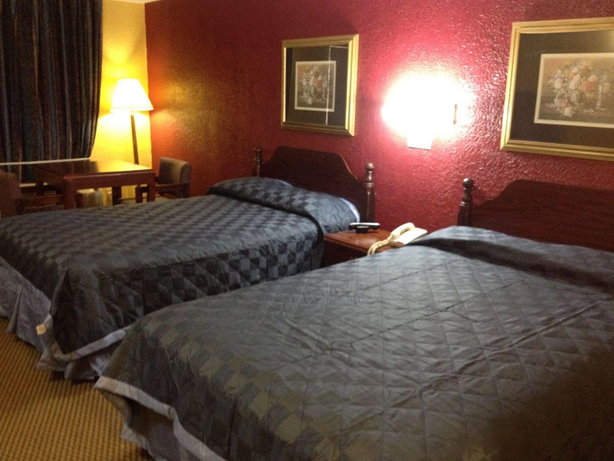 Economy Inn & Suites Дентон Экстерьер фото