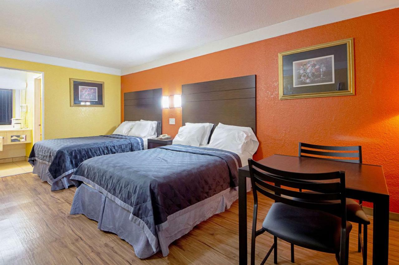 Economy Inn & Suites Дентон Экстерьер фото