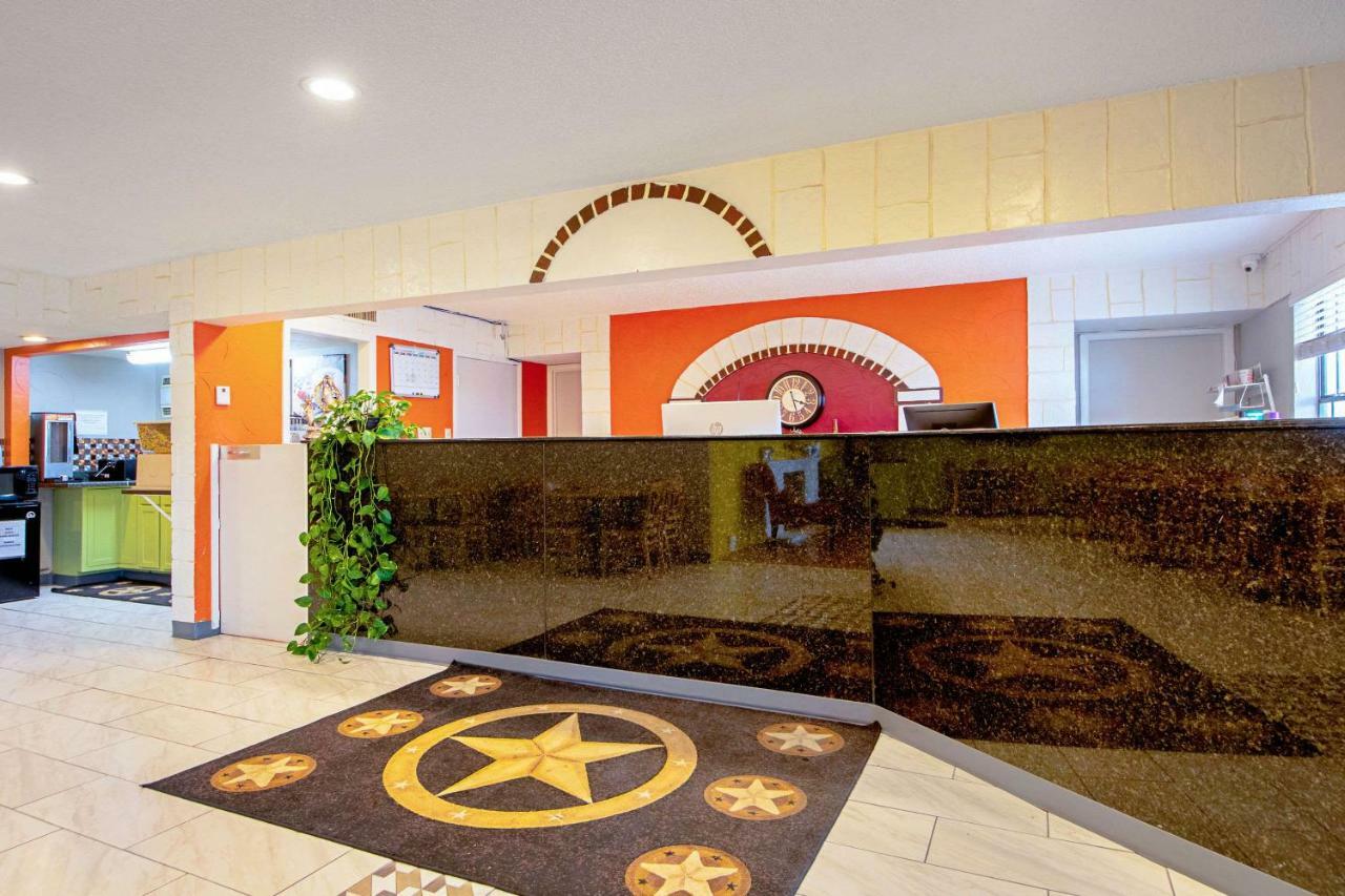 Economy Inn & Suites Дентон Экстерьер фото