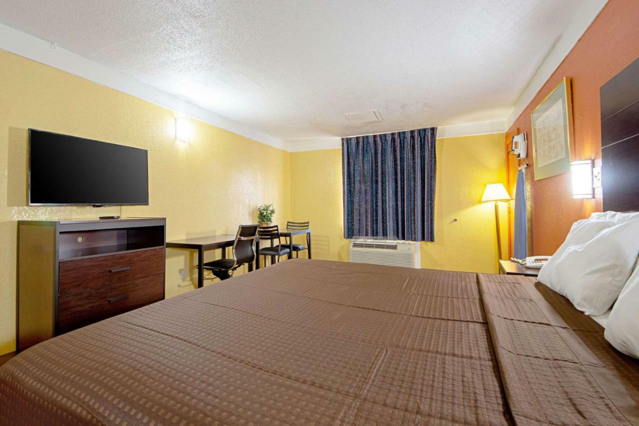 Economy Inn & Suites Дентон Экстерьер фото