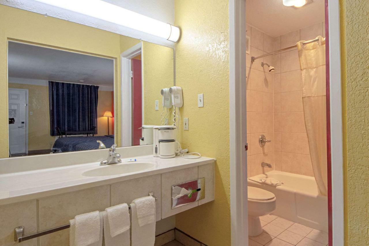 Economy Inn & Suites Дентон Экстерьер фото