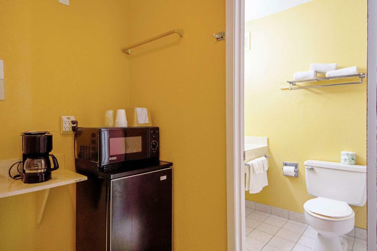 Economy Inn & Suites Дентон Экстерьер фото